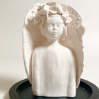 Sculpture d'enfant blanche en buste, fleurs en relief, base noire.