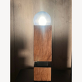 Sculpture lumineuse en bois empilée avec globe lumineux sphérique et base noire