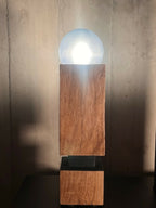 Sculpture lumineuse en bois avec globe lumineux arrondi, base rectangulaire