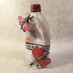 Sculpture de bouteille en résine blanche avec chapeau rouge et papillons rouge-noir