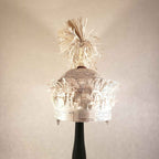 Casque à aigrette en papier imprimé, plumet haut beige, vue de face sur mannequin.