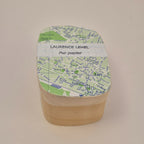 Boîte en papier beige avec étiquette « LAURENCE LEHEL » « Pur papier »