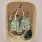 Maillot de bain miniature dans une boîte en bois, imprimé carte multicolore et poche verte