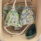 Détail du maillot de bain miniature imprimé cartes vertes, bleues et blanches