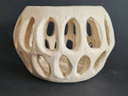 Sculpture SOUFFLE BLANC II en céramique blanche ajourée, motifs ovales