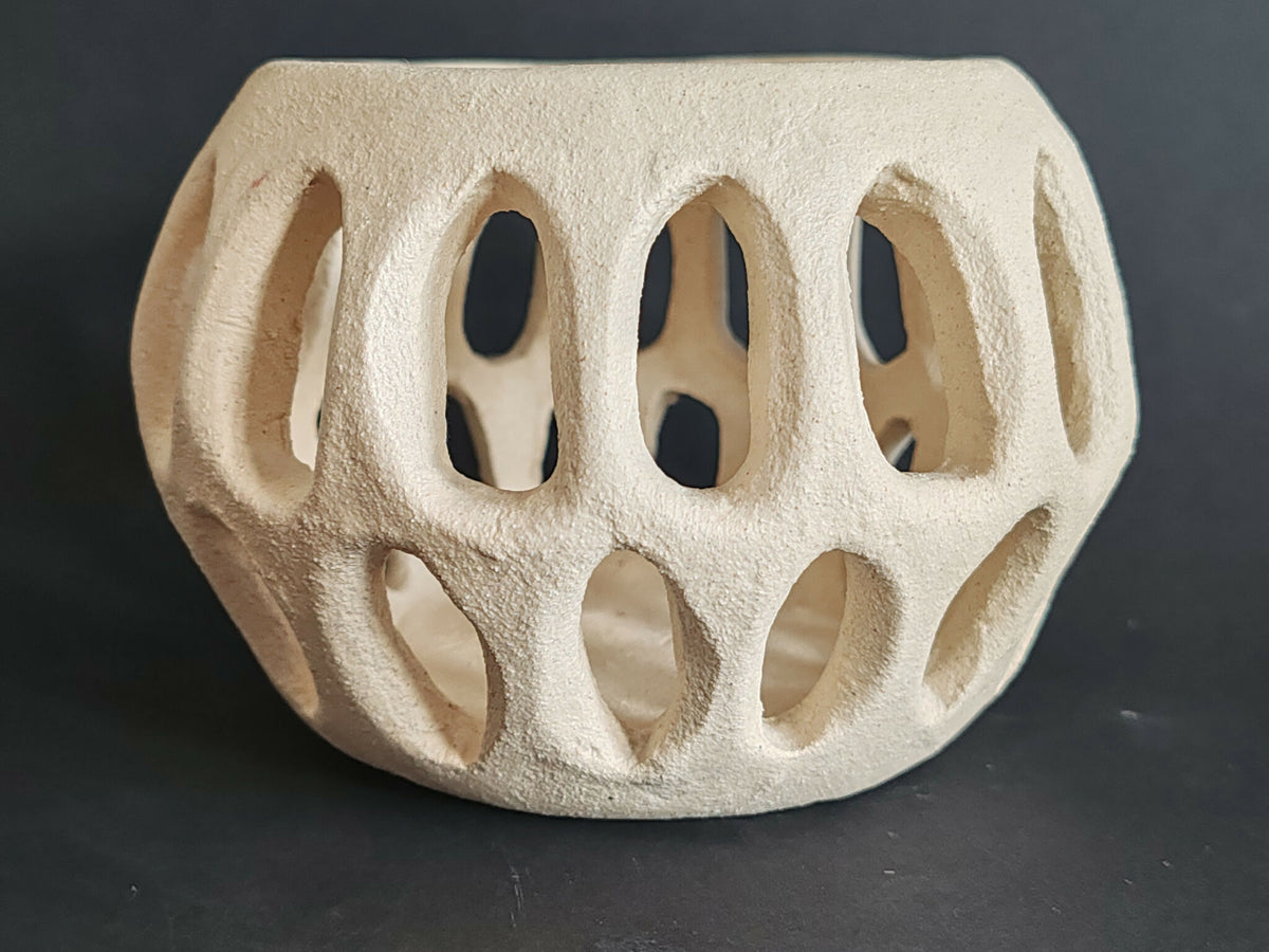 Sculpture SOUFFLE BLANC II en céramique blanche ajourée, motifs ovales