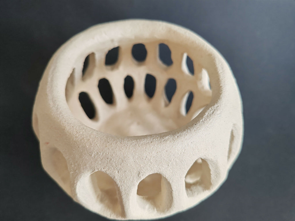 Sculpture ajourée SOUFFLE BLANC II : vue de dessus, ouvertures ovales