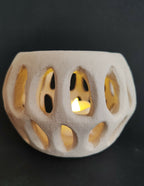 Sculpture SOUFFLE BLANC II ajourée, éclairage jaune à travers les trous