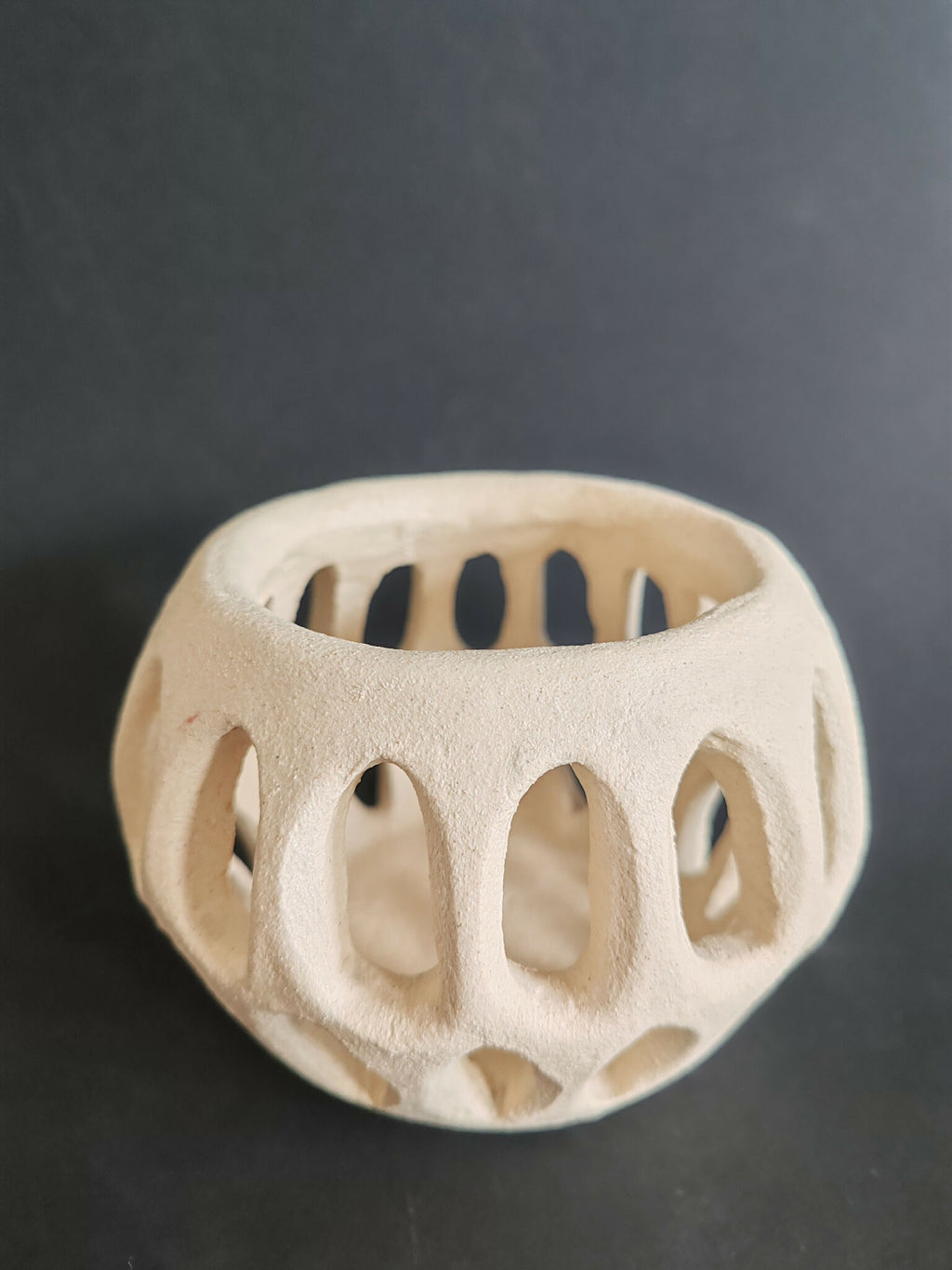 Sculpture SOUFFLE BLANC II en céramique blanche, forme de bol avec perforations