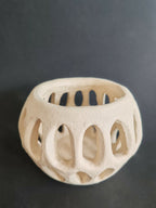 Sculpture SOUFFLE BLANC II en céramique blanche, forme de bol avec perforations