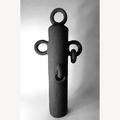 Sculpture totem noir entière avec anneau supérieur et anses latérales arrondies