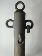 Sculpture totem noir avec anneau supérieur, deux anses latérales et motif central