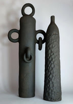 Paire de sculptures noir: totem à anneau supérieur et forme évasée texturée