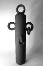 Sculpture totem noir verticale avec grand anneau supérieur et deux anneaux latéraux