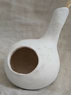 Vase sculpture bulbe en céramique blanche, vue de trois-quarts