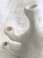 Vase sculpture corail beige en céramique, gros plan sur les ouvertures et la base