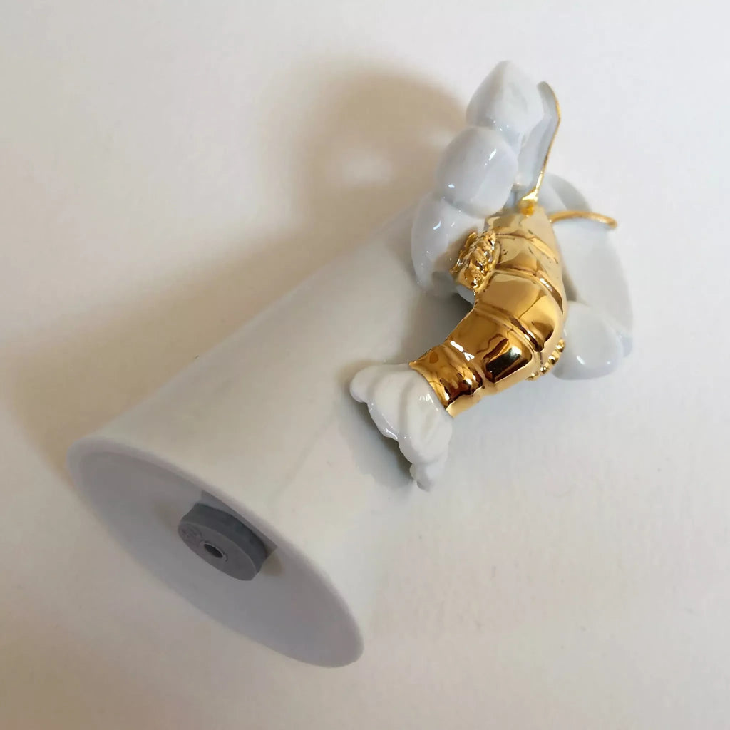 Salière homard en céramique blanche avec base dorée et ouverture latérale