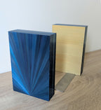 Serre-livres duo : marqueterie de paille bleue et face claire, avec patins gris