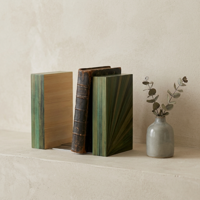 Duo de serre-livres marqueterie paille verte, face rayée vert et dos brun foncé
