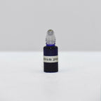 Flacon de sérum pour les yeux avec compte-gouttes et bouchon noir sur base bleu