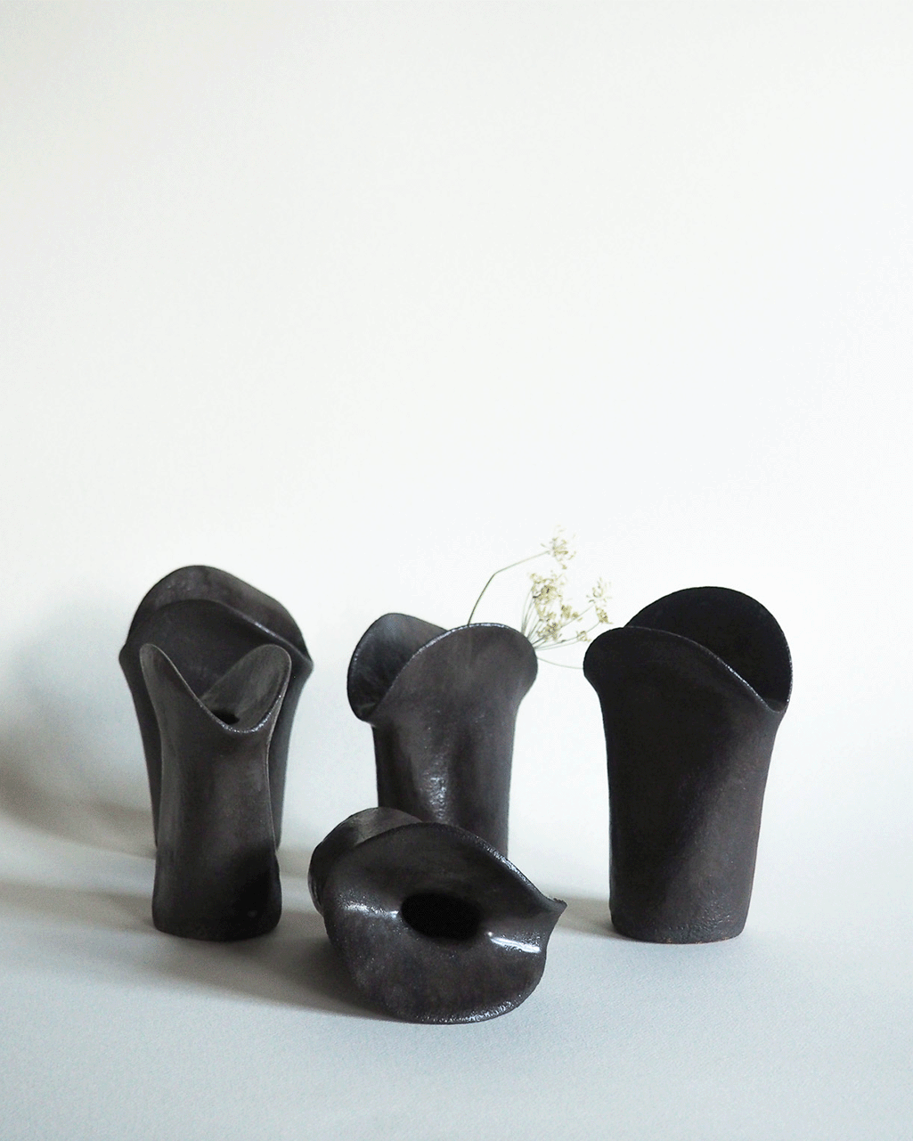 Soliflore Pistil, petit vase en grès à émail bronze, façonné à la main par Strato Studio