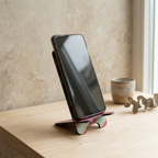Support téléphone à marqueterie paille bordeaux et turquoise, avec téléphone noir