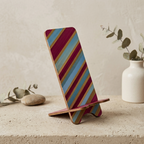 Support téléphone en bois avec marqueterie de paille bordeaux et turquoise, base inclinée