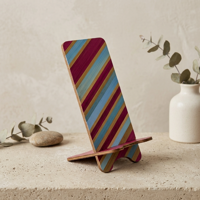 Support téléphone en bois avec marqueterie de paille bordeaux et turquoise, base inclinée