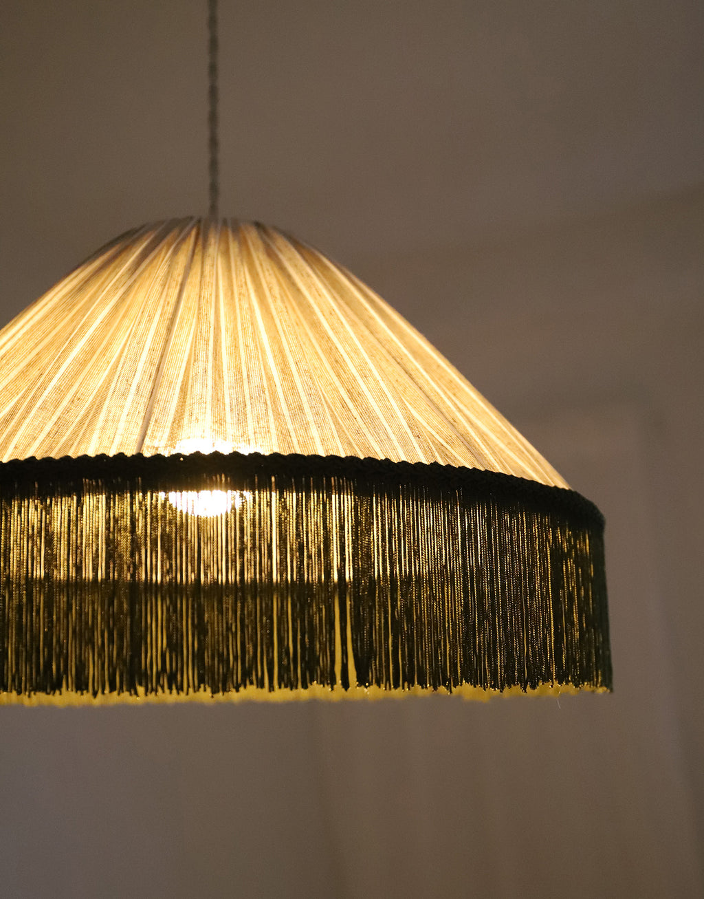 Suspension bohème à franges Bella en tissu rayé olive, faite main par Hautlalampe
