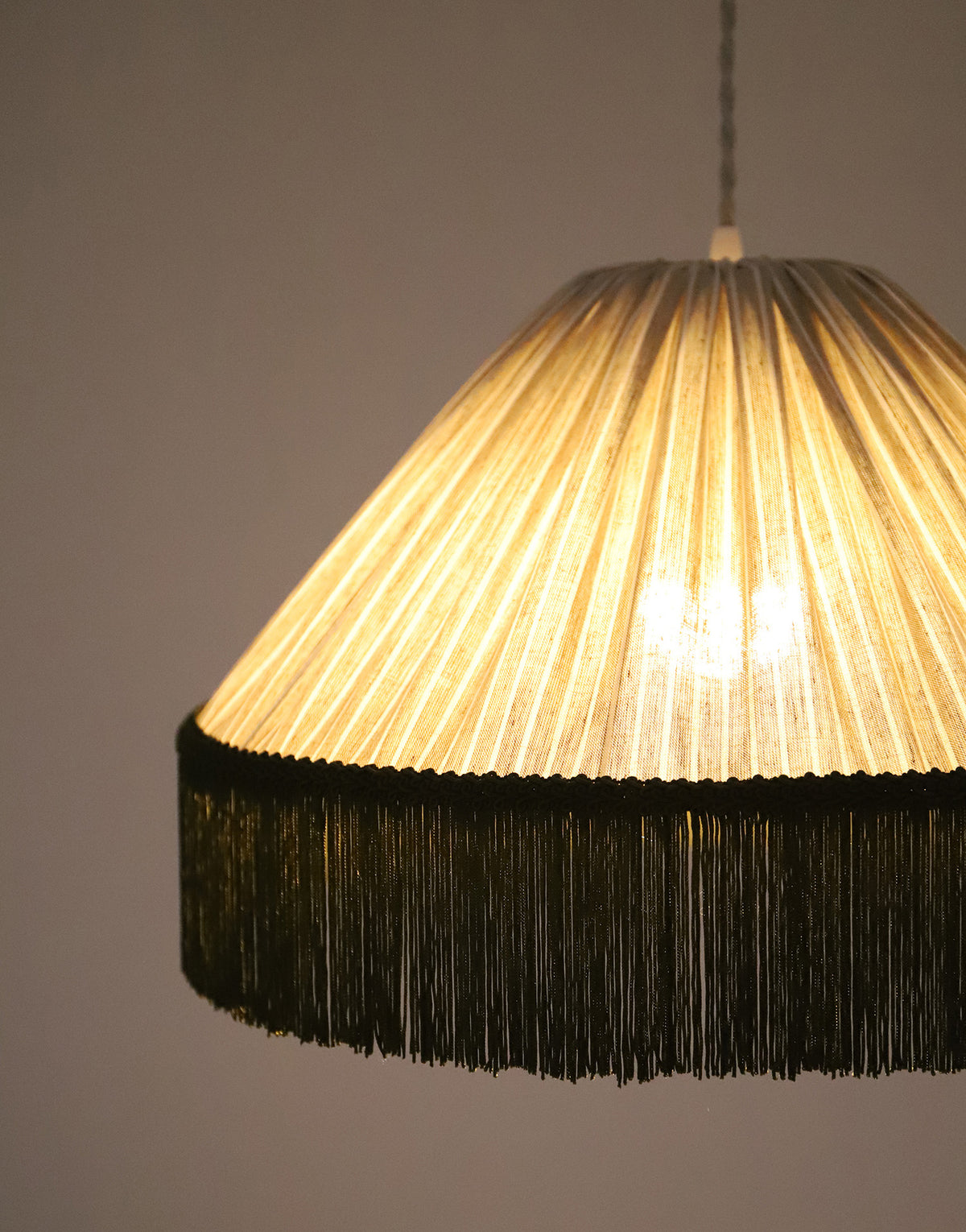 Suspension bohème à franges Bella en tissu rayé olive, faite main par Hautlalampe
