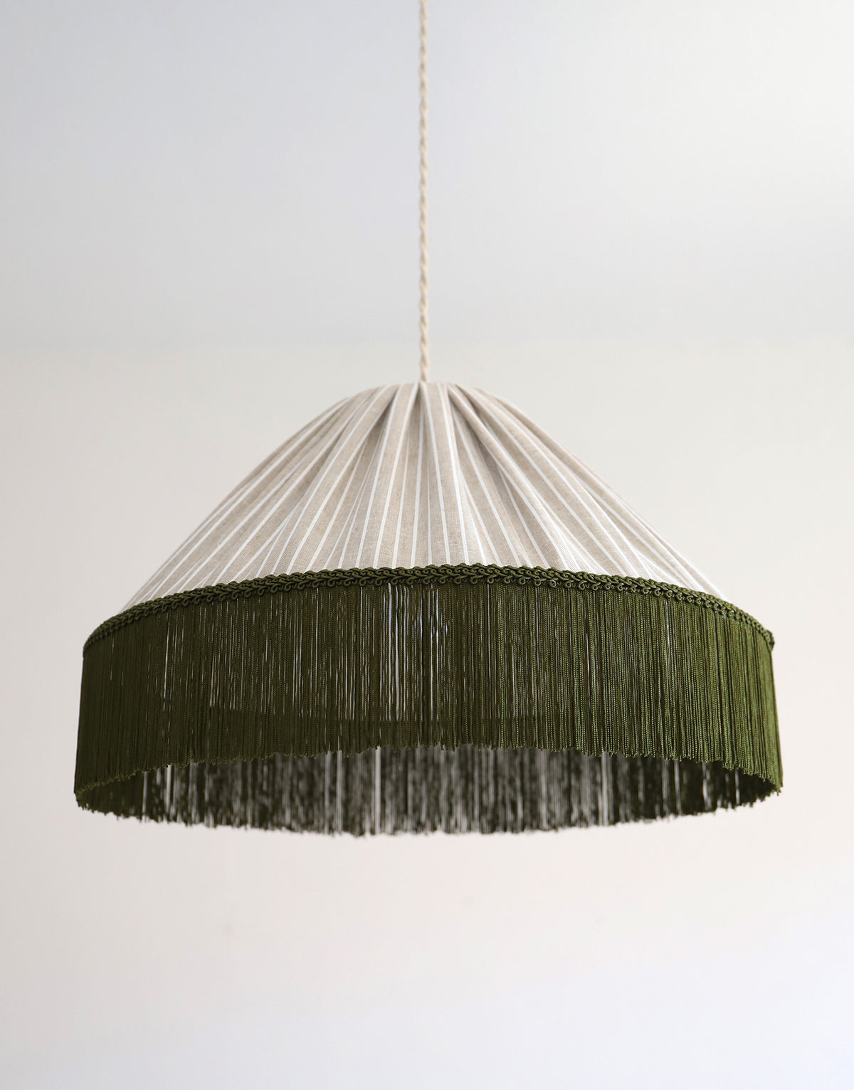 Suspension bohème à franges Bella en tissu rayé olive, faite main par Hautlalampe