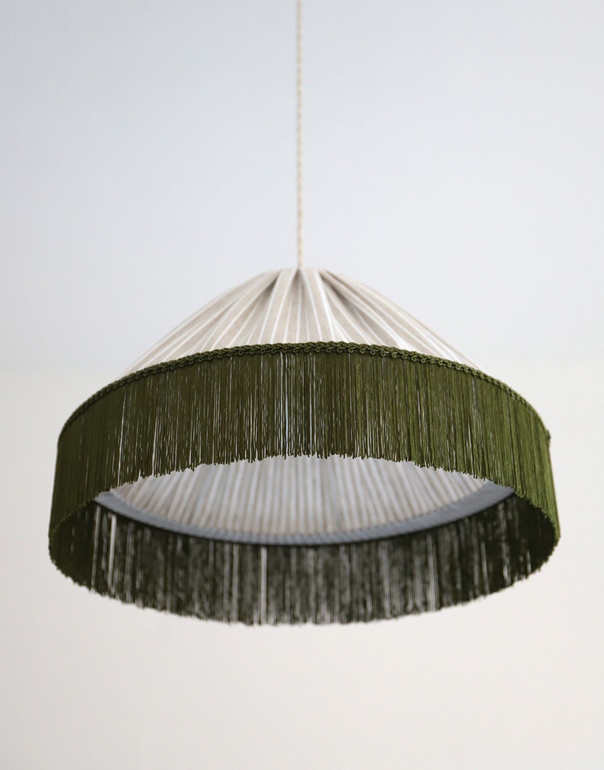 Suspension bohème à franges Bella en tissu rayé olive, faite main par Hautlalampe