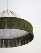 Suspension bohème à franges Bella en tissu rayé olive, faite main par Hautlalampe