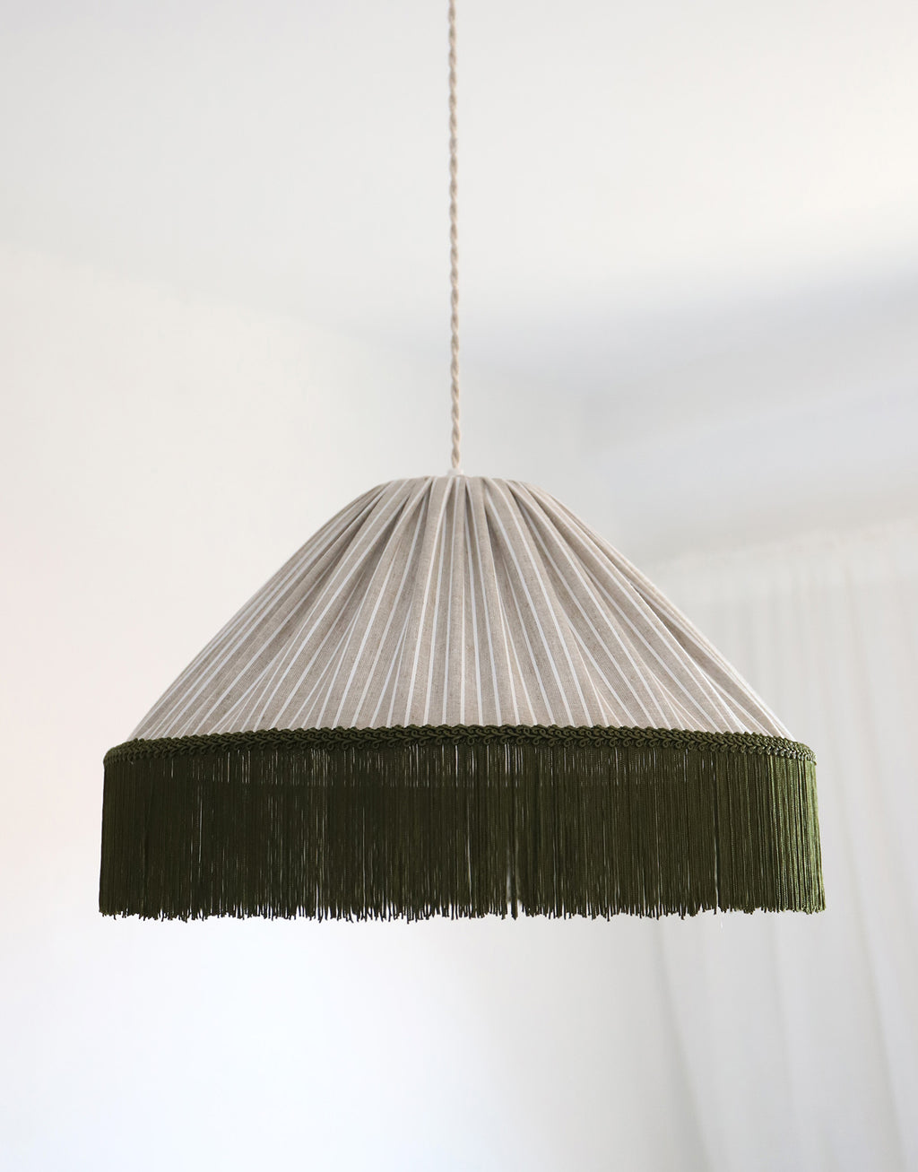 Suspension bohème à franges Bella en tissu rayé olive, faite main par Hautlalampe