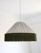 Suspension bohème à franges Bella en tissu rayé olive, faite main par Hautlalampe