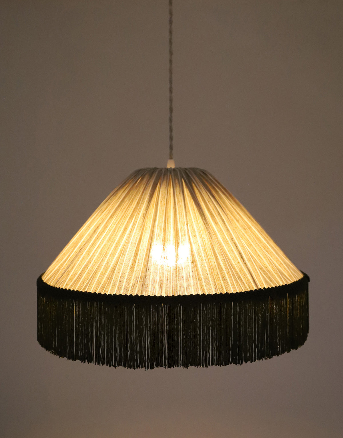 Suspension bohème à franges Bella en tissu rayé olive, faite main par Hautlalampe