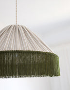Suspension bohème à franges Bella en tissu rayé olive, faite main par Hautlalampe