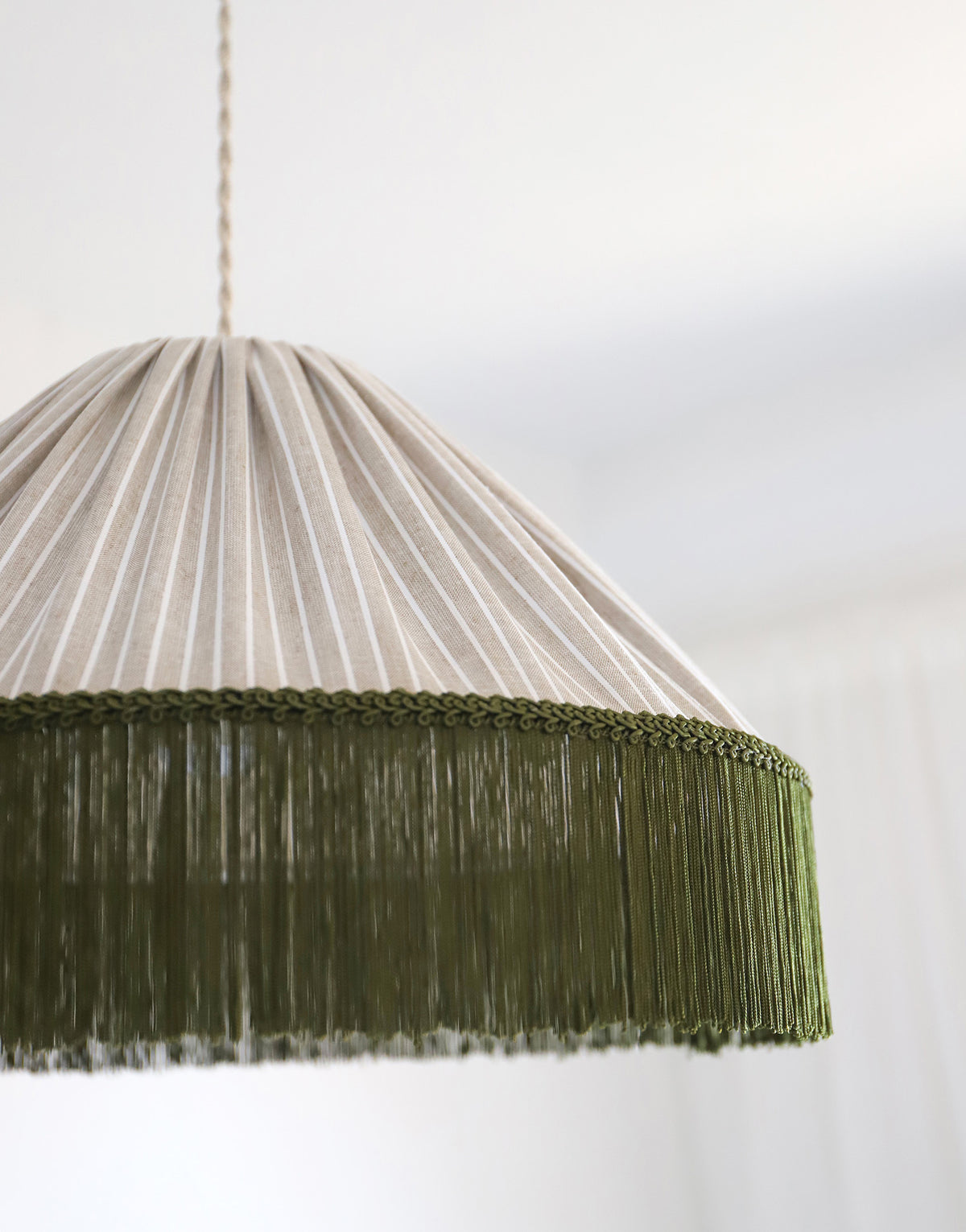 Suspension bohème à franges Bella en tissu rayé olive, faite main par Hautlalampe