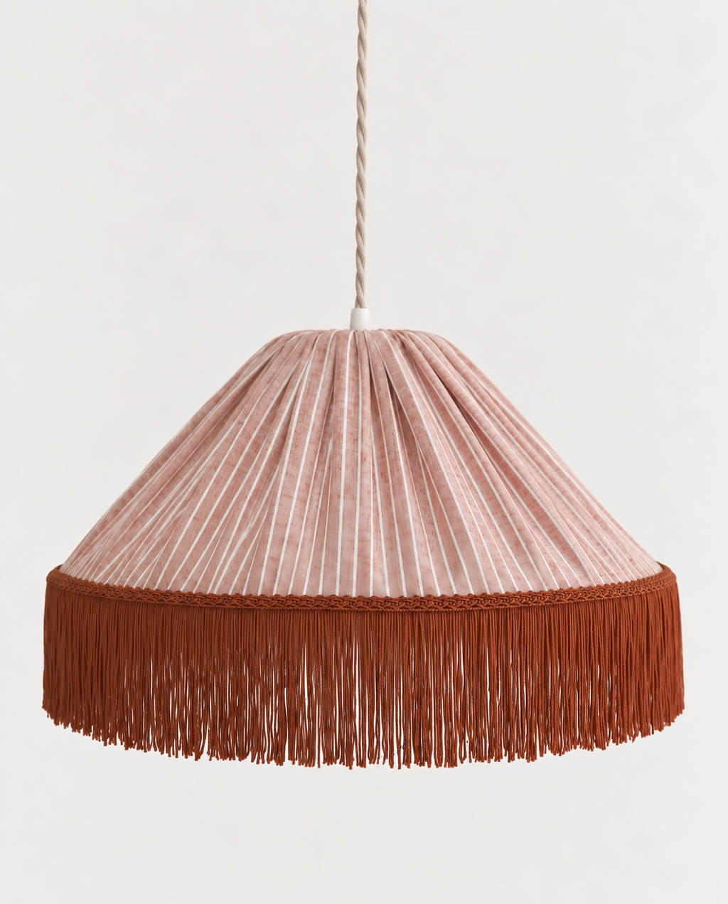 Suspension bohème à franges Bella en tissu rayé terracotta, faite main par Hautlalampe