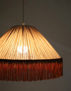 Suspension bohème à franges Bella en tissu rayé terracotta, faite main par Hautlalampe