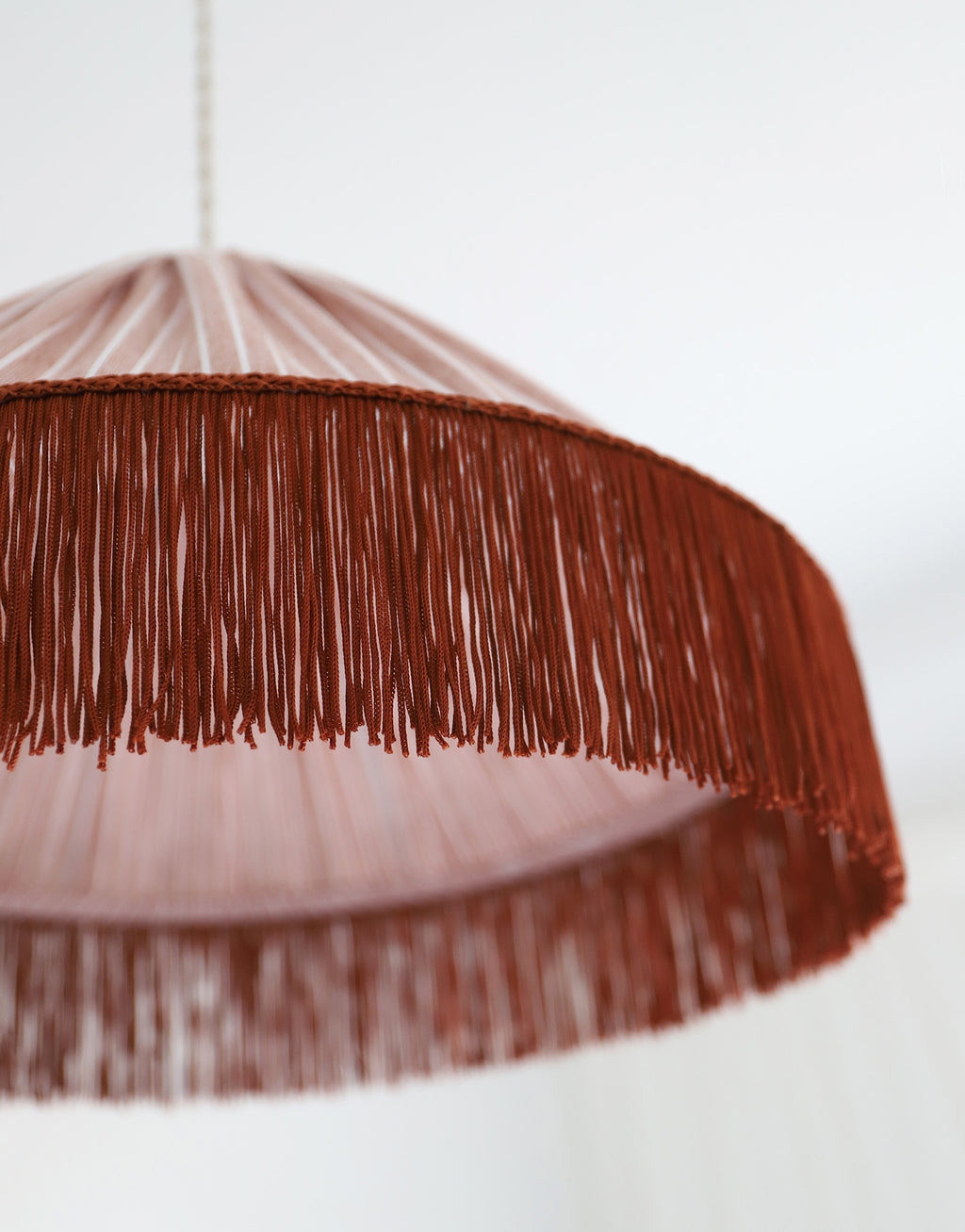 Suspension bohème à franges Bella en tissu rayé terracotta, faite main par Hautlalampe