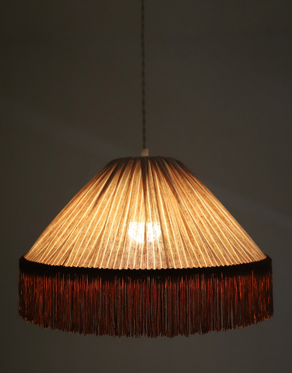 Suspension bohème à franges Bella en tissu rayé terracotta, faite main par Hautlalampe