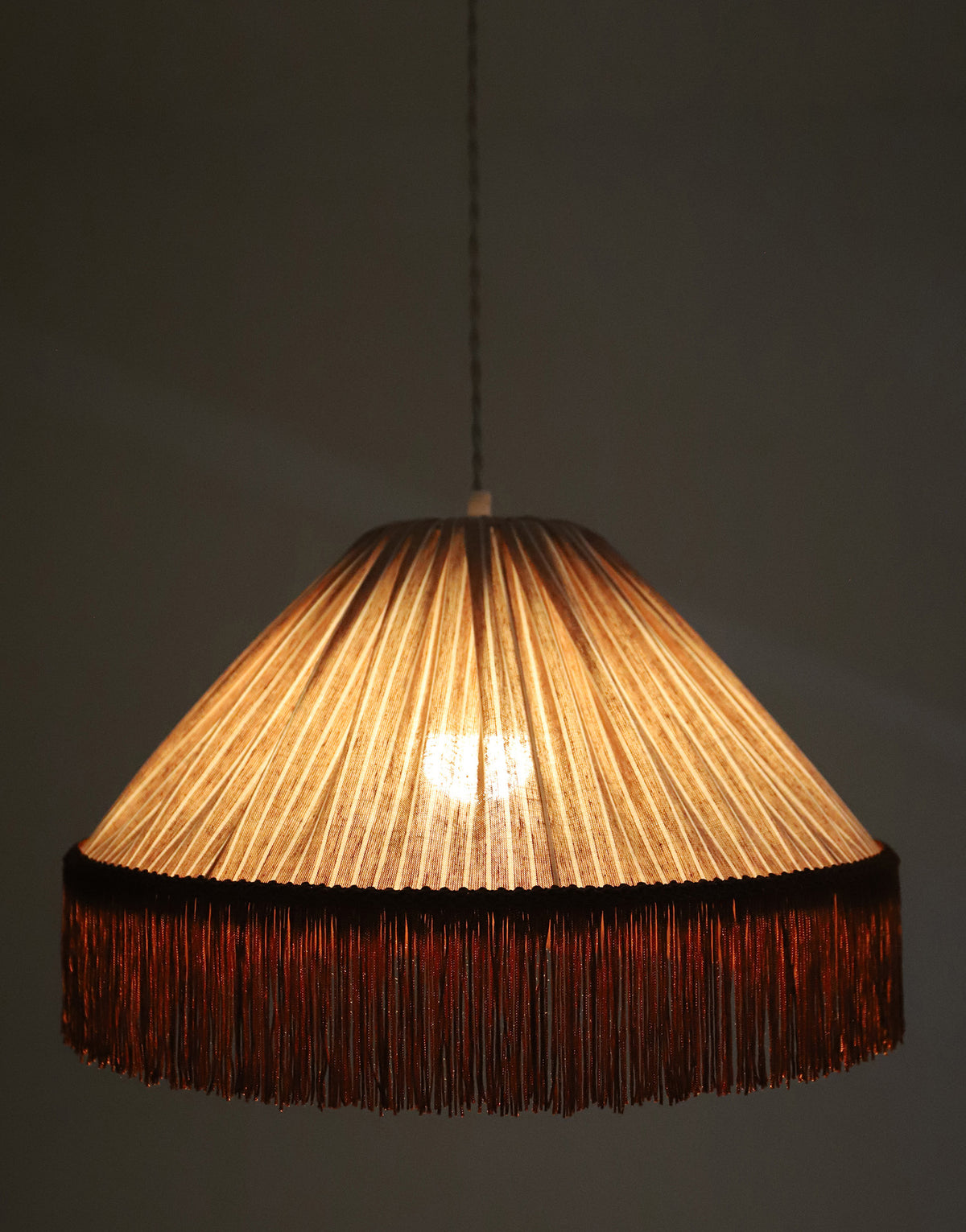 Suspension bohème à franges Bella en tissu rayé terracotta, faite main par Hautlalampe