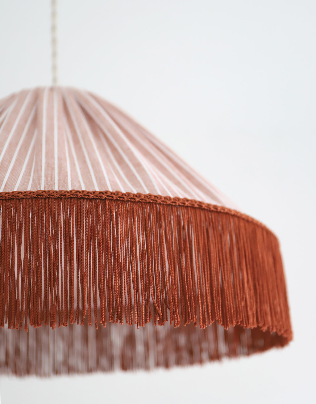 Suspension bohème à franges Bella en tissu rayé terracotta, faite main par Hautlalampe