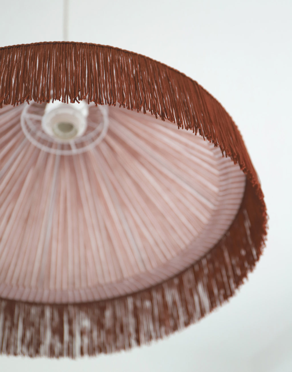 Suspension bohème à franges Bella en tissu rayé terracotta, faite main par Hautlalampe