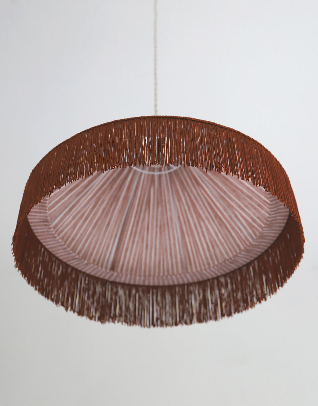 Suspension bohème à franges Bella en tissu rayé terracotta, faite main par Hautlalampe