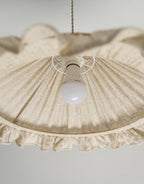 Plafonnier conique en lin et coton beige avec intérieur blanc et volant en bordure