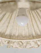 Intérieur de l’abat-jour conique en lin et coton beige à volant froncé