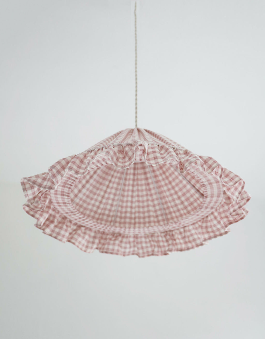 Suspension conique Emilia, tissu à petits carreaux rose, volant ondulé sur le bas.