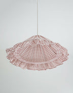 Suspension conique Emilia, tissu à petits carreaux rose, volant ondulé sur le bas.